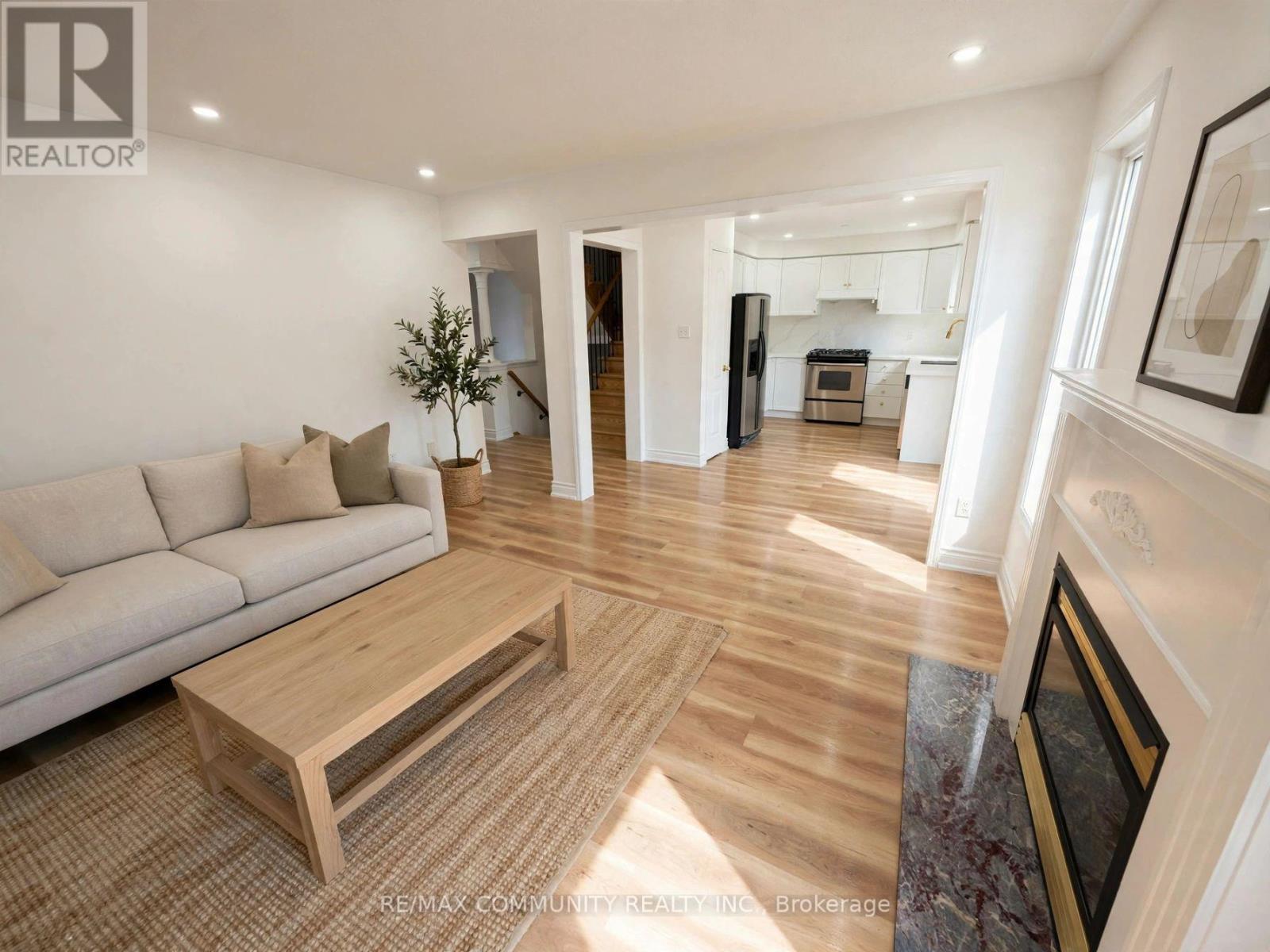 5 Canoe Crescent, Toronto, ON - Indoor Photo Showing Living Room