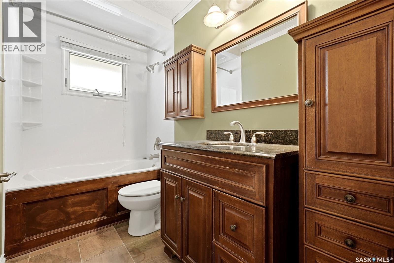 1410 4Th Avenue N, Regina, SK - Indoor Photo Showing Bathroom