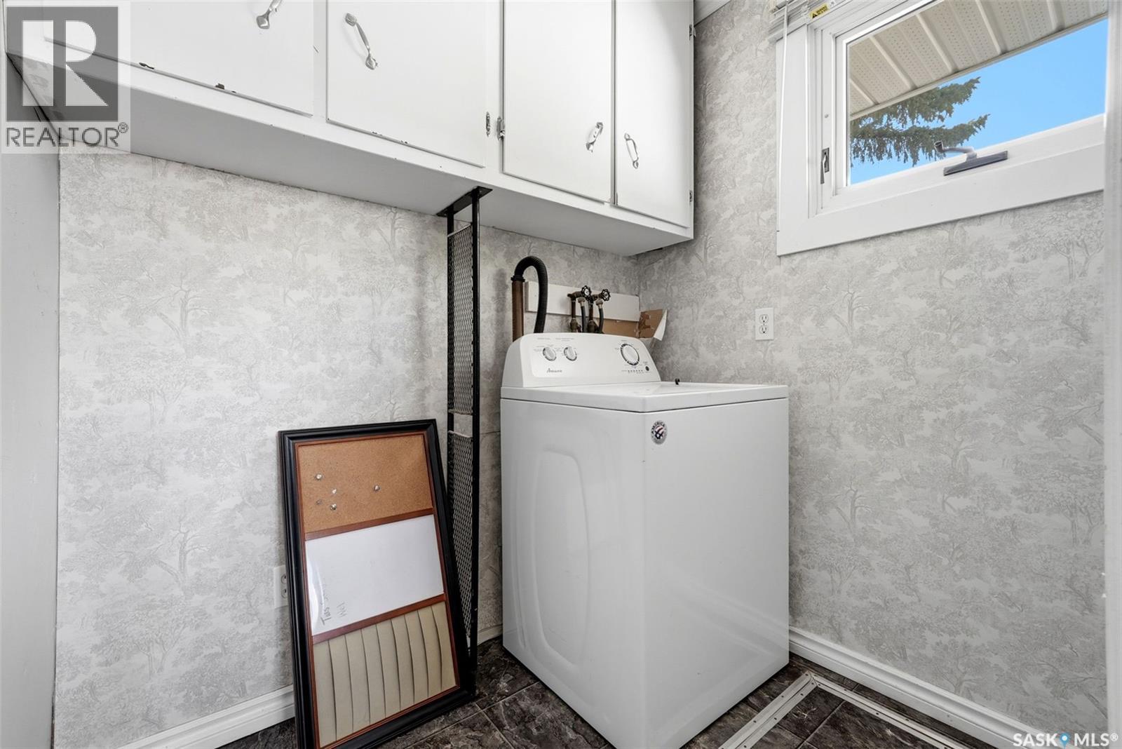 1410 4Th Avenue N, Regina, SK - Indoor Photo Showing Laundry Room
