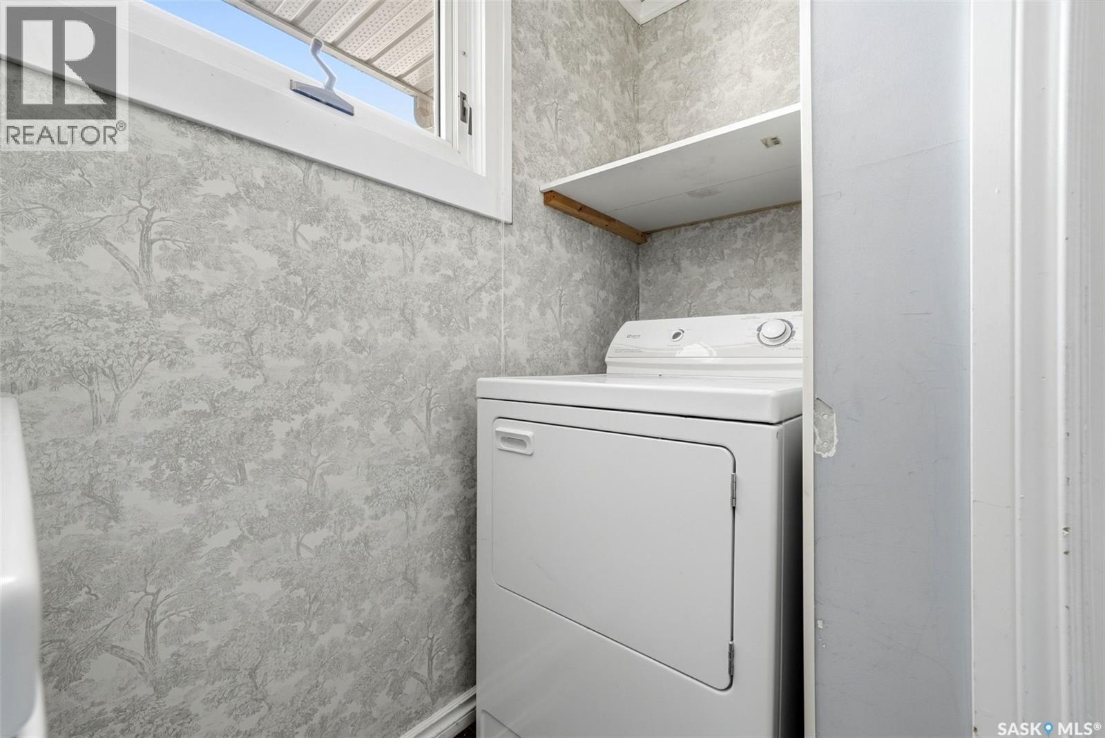 1410 4Th Avenue N, Regina, SK - Indoor Photo Showing Laundry Room