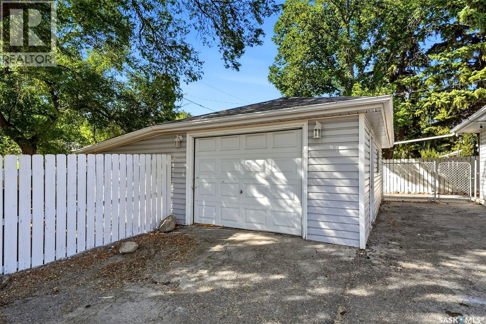 1410 4Th Avenue N, Regina, SK - Outdoor
