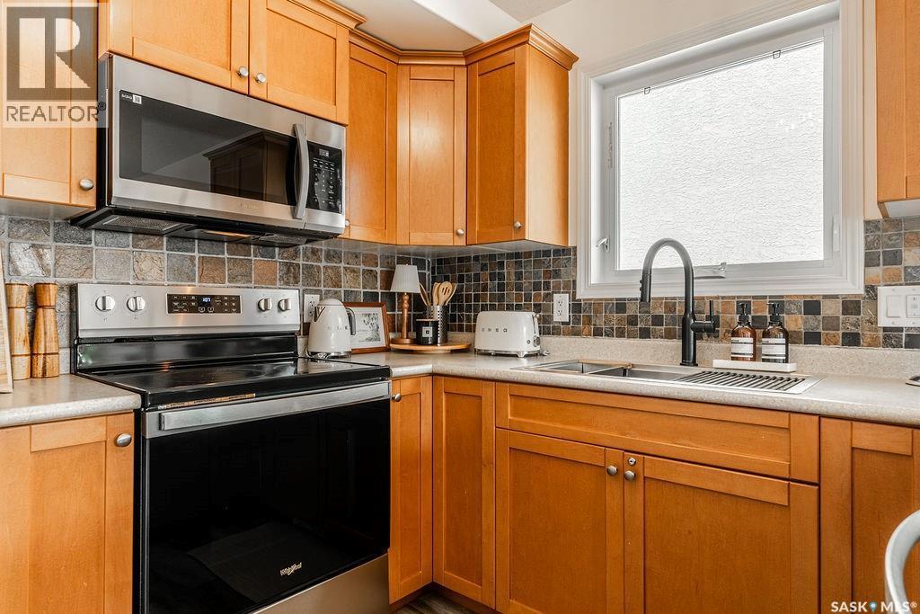 115 Blackstock Cove, Saskatoon, SK - Indoor Photo Showing Kitchen With Double Sink
