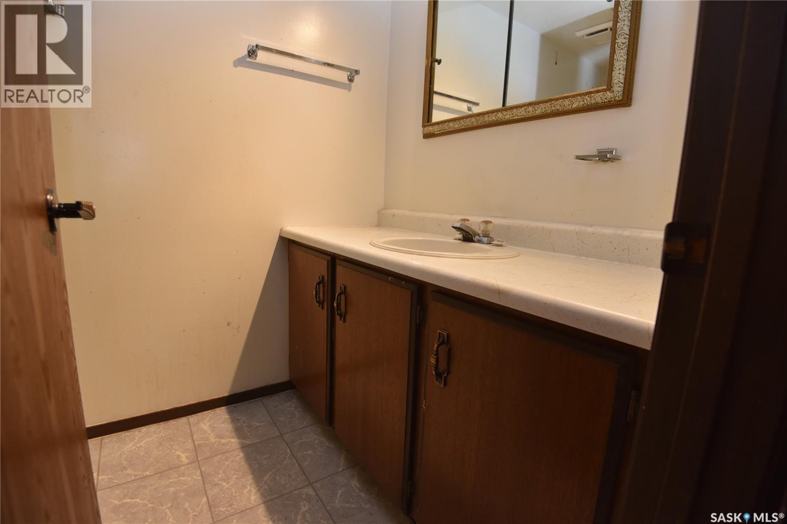 307 6Th Street E, Nipawin, SK - Indoor Photo Showing Bathroom