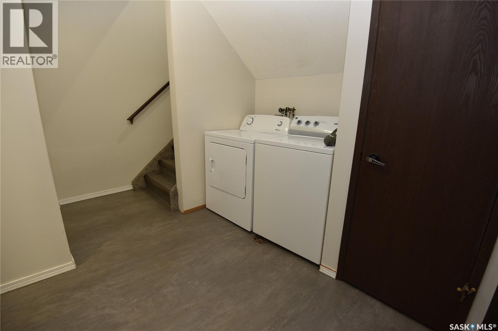 307 6Th Street E, Nipawin, SK - Indoor Photo Showing Laundry Room