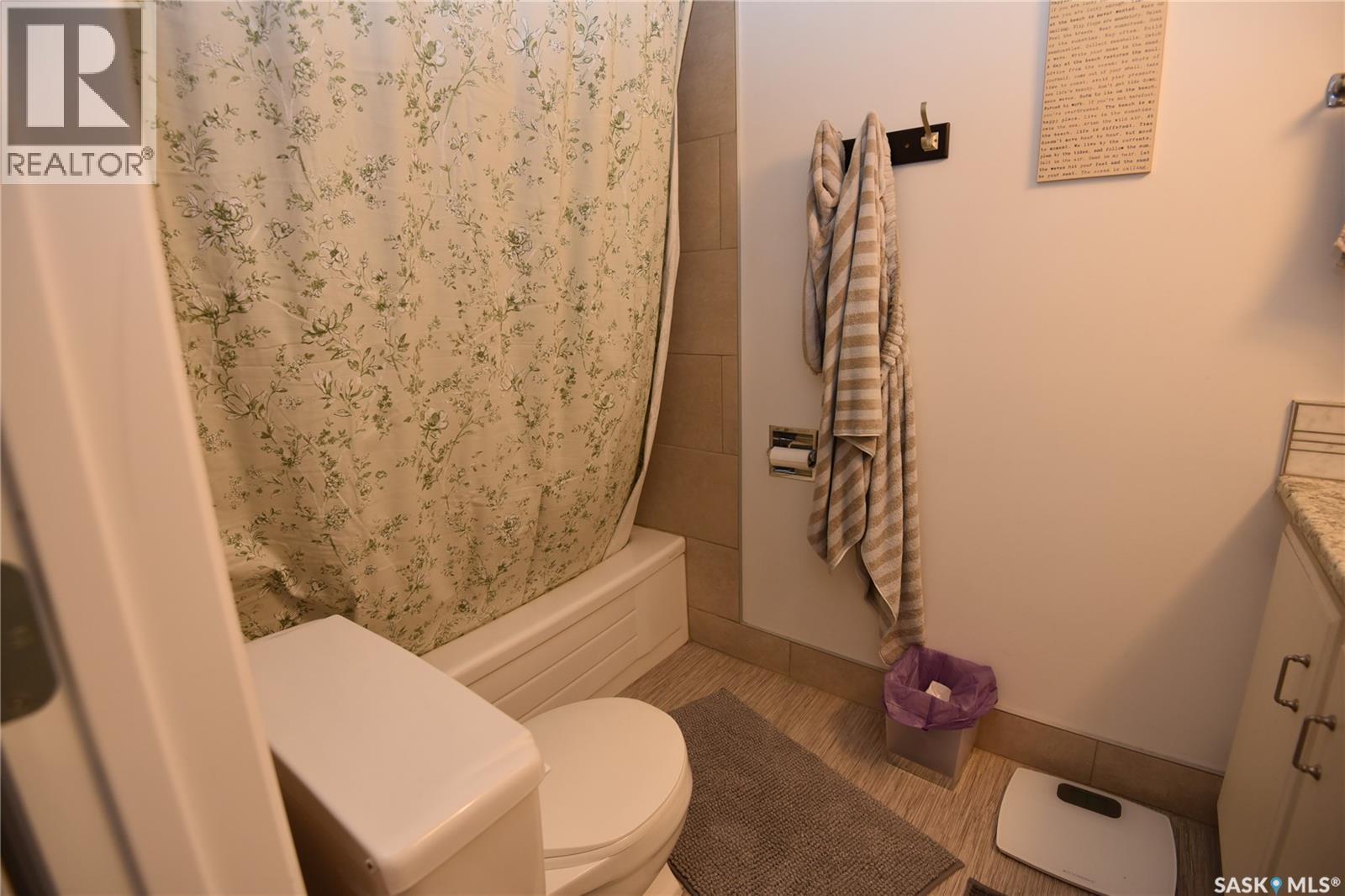 307 6Th Street E, Nipawin, SK - Indoor Photo Showing Bathroom