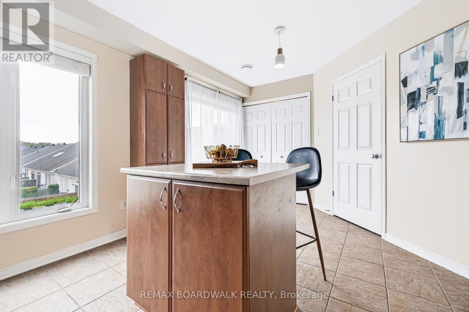 Large Island & Eat In Area - 312 Galston Private, Ottawa, ON