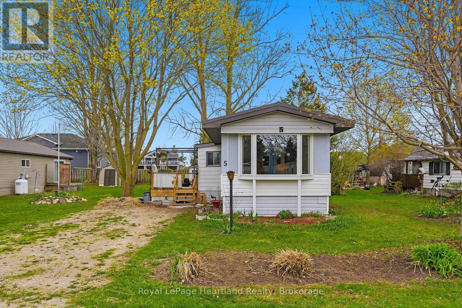 5 Trailer Park Road, Howick, ON
