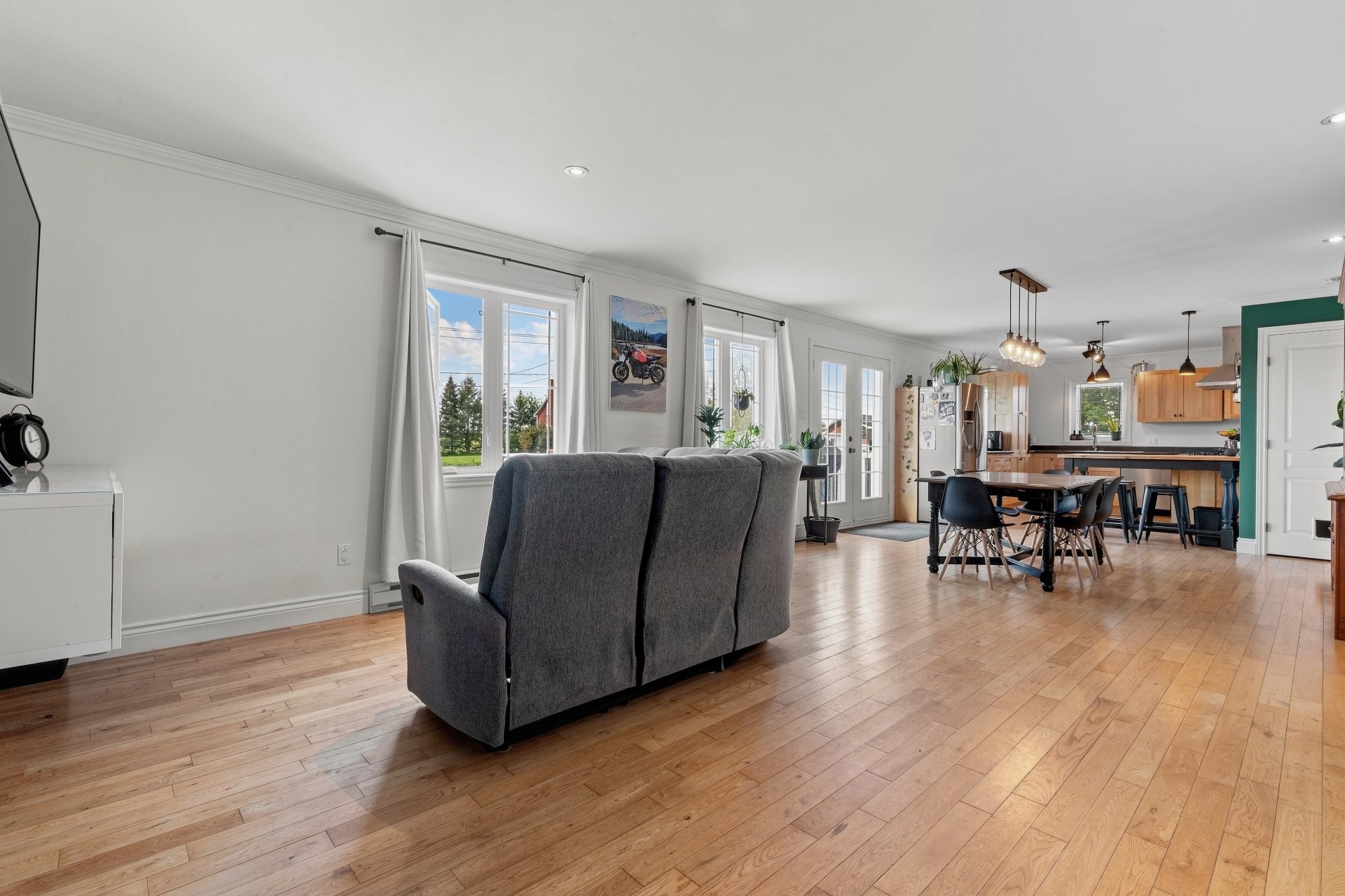 Living Room - 1654 Rue Principale, Saint-Cuthbert, QC