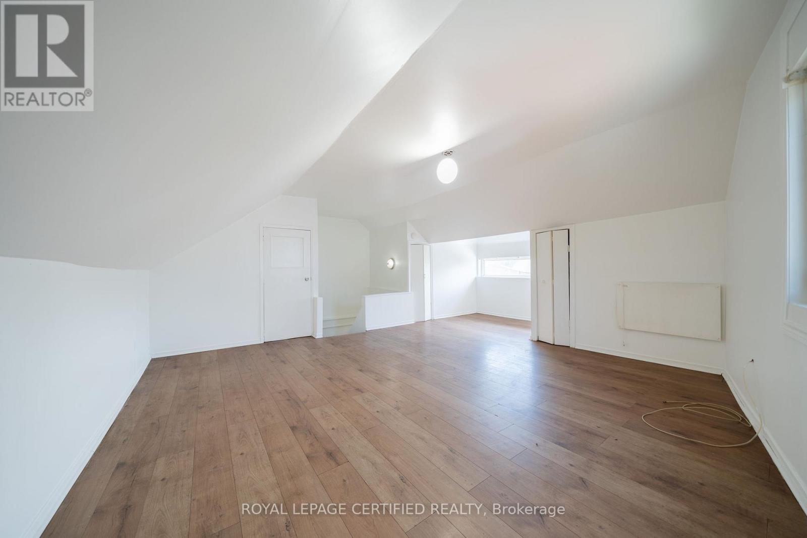 10 Fairleigh Avenue N, Hamilton, ON