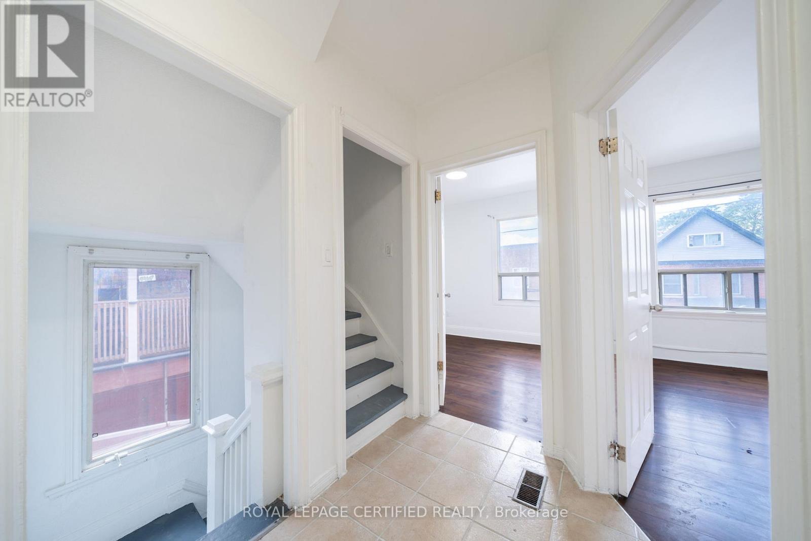 10 Fairleigh Avenue N, Hamilton, ON