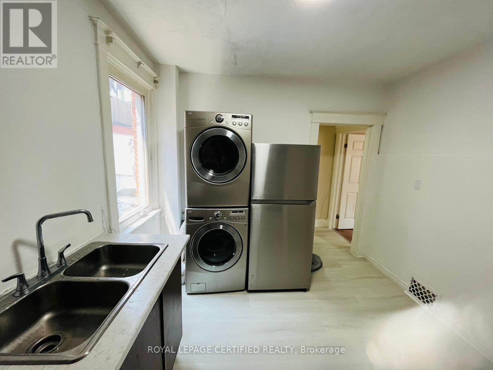 10 Fairleigh Avenue N, Hamilton, ON