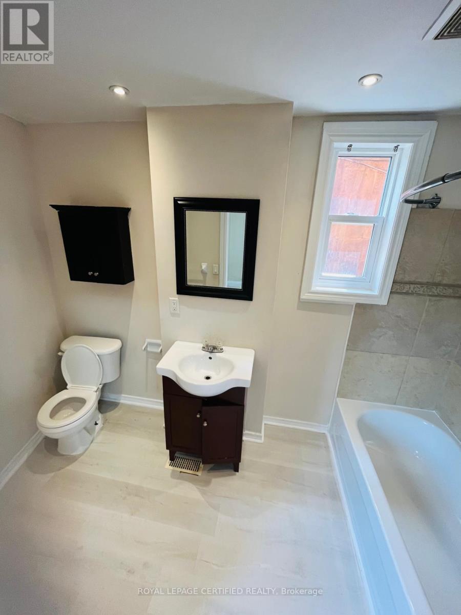 10 Fairleigh Avenue N, Hamilton, ON