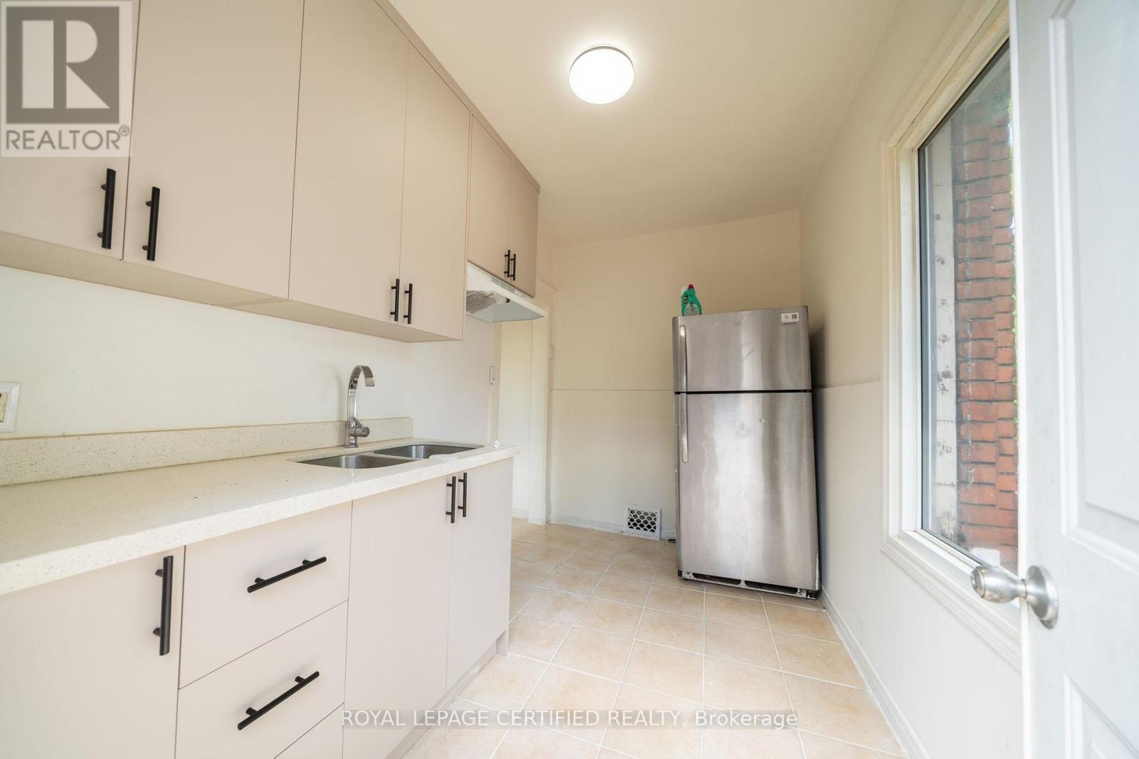 10 Fairleigh Avenue N, Hamilton, ON