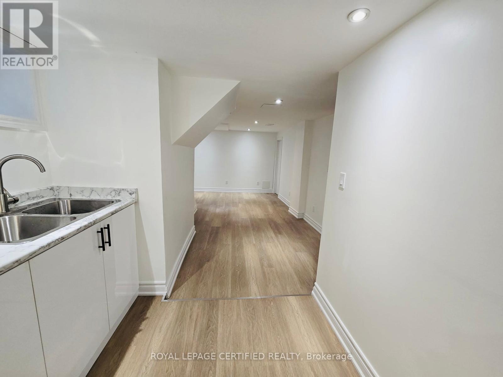 10 Fairleigh Avenue N, Hamilton, ON