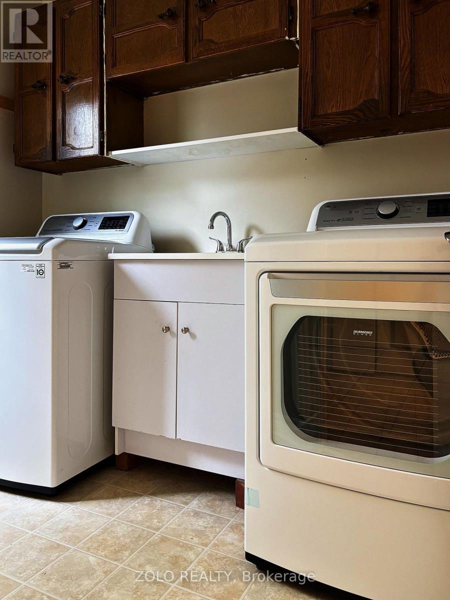 Main floor laundry / mudroom - 255 Stoneway Drive, Ottawa, ON
