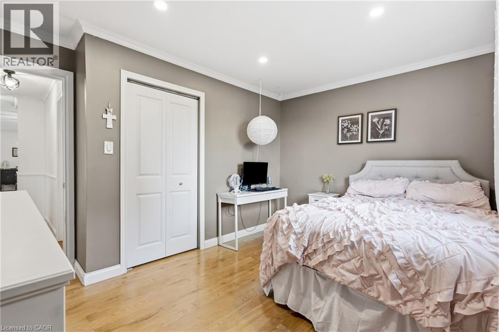 Recessed lighting illuminates this room, featuring wood-finish flooring, crown molding, and neutral wall tones - 72 Crestlynn Crescent, Simcoe, ON