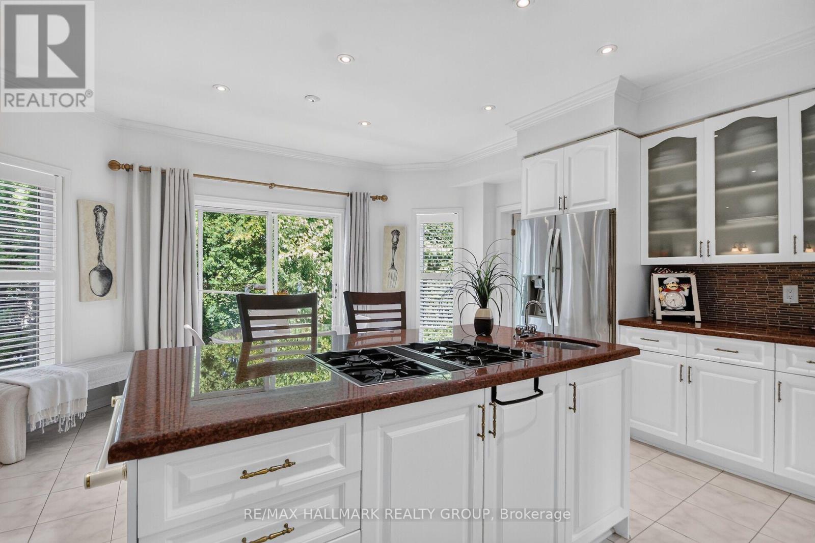 Island with four burner cook top - 11 Taj Court, Ottawa, ON