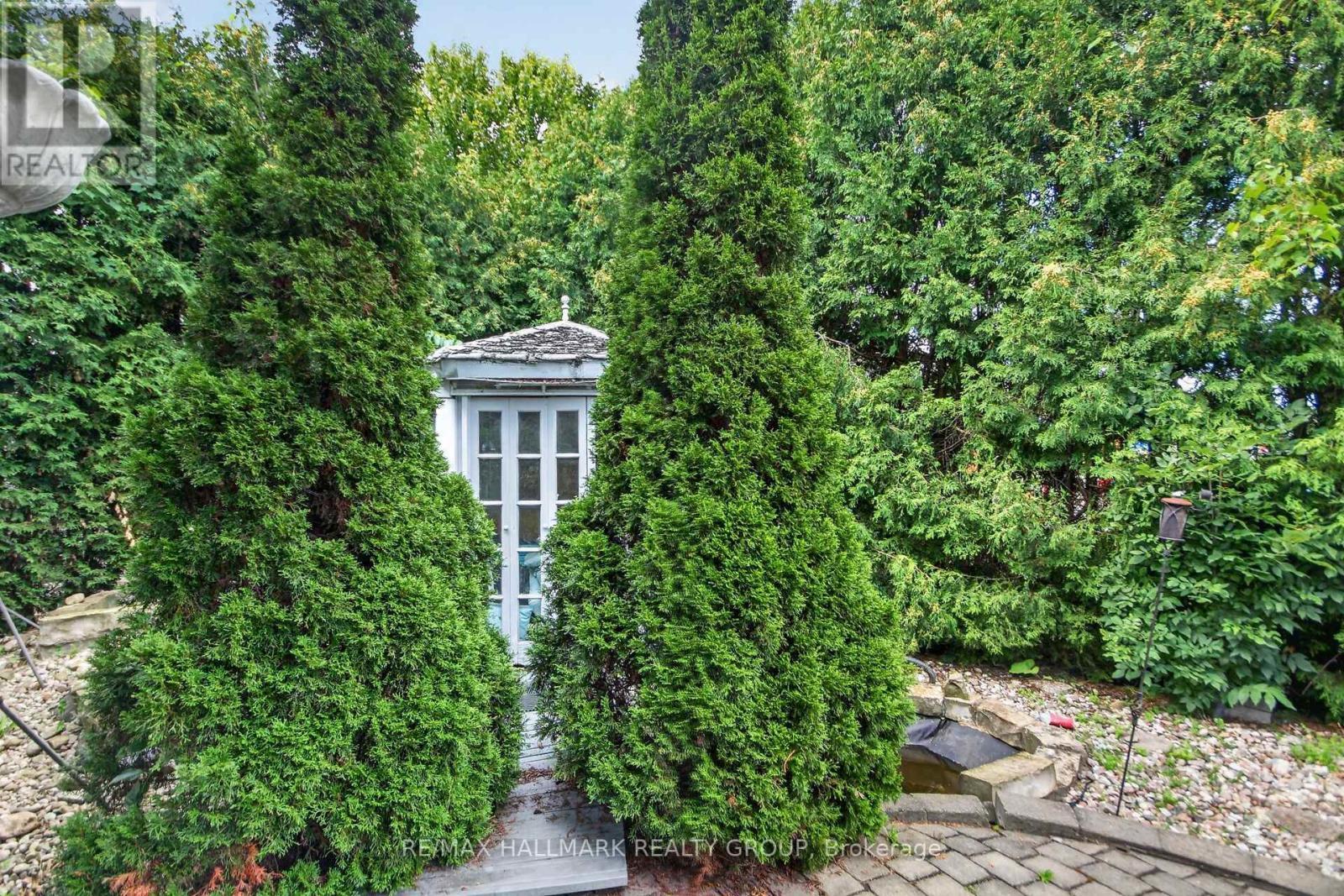 Wooden gazebo - 11 Taj Court, Ottawa, ON
