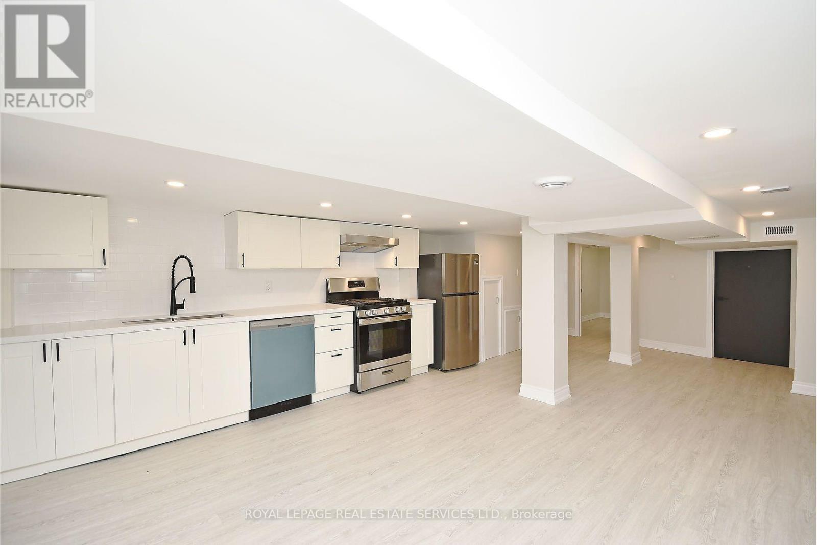 Open concept living/kitchen space - 47 Emerald Street N, Hamilton, ON