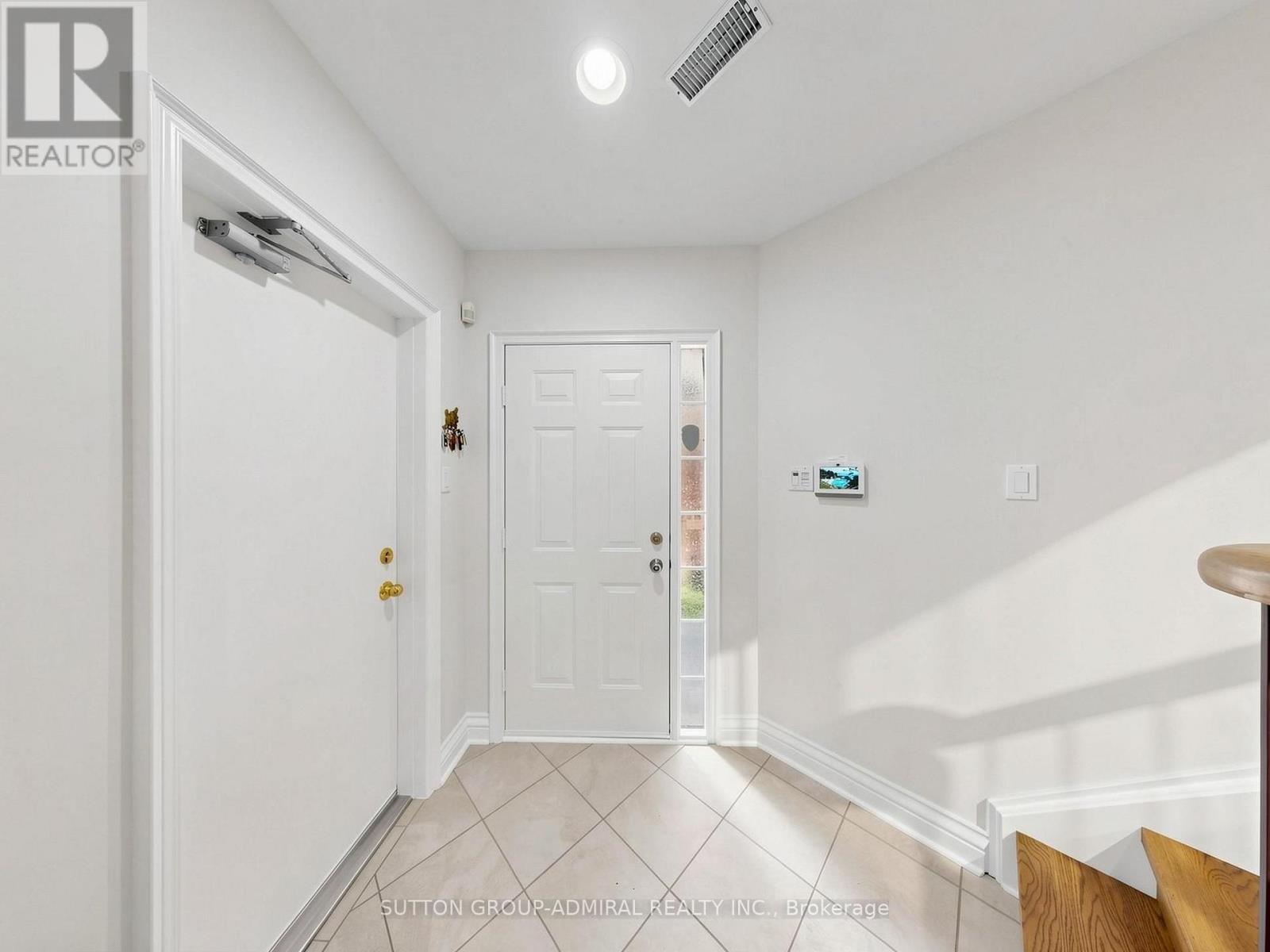 105 - 105 Leah Crescent, Vaughan, ON