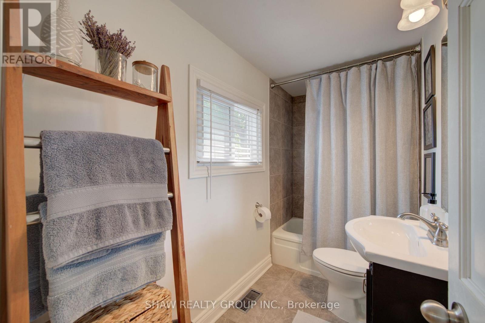 15 Gilholm Avenue, Cambridge, ON