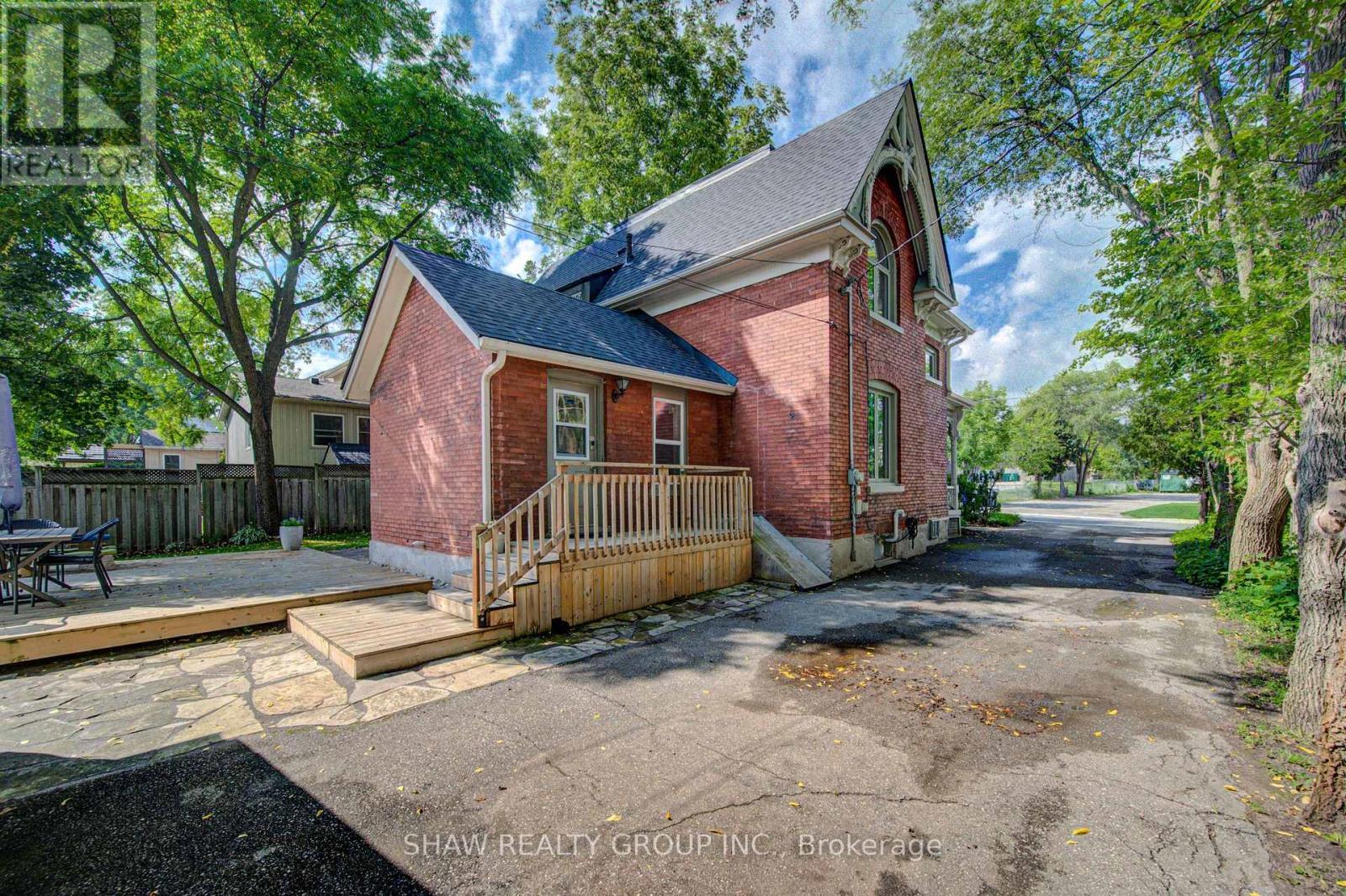 15 Gilholm Avenue, Cambridge, ON