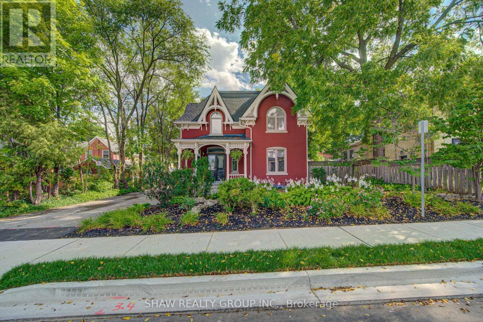 15 Gilholm Avenue, Cambridge, ON