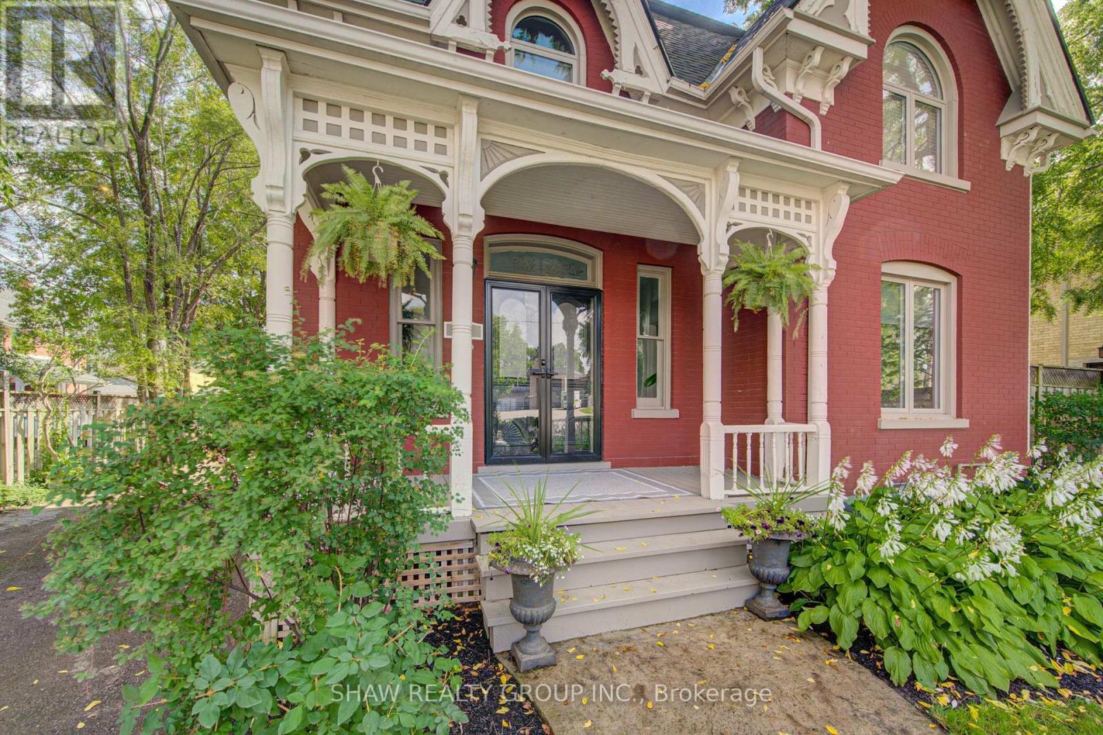 15 Gilholm Avenue, Cambridge, ON