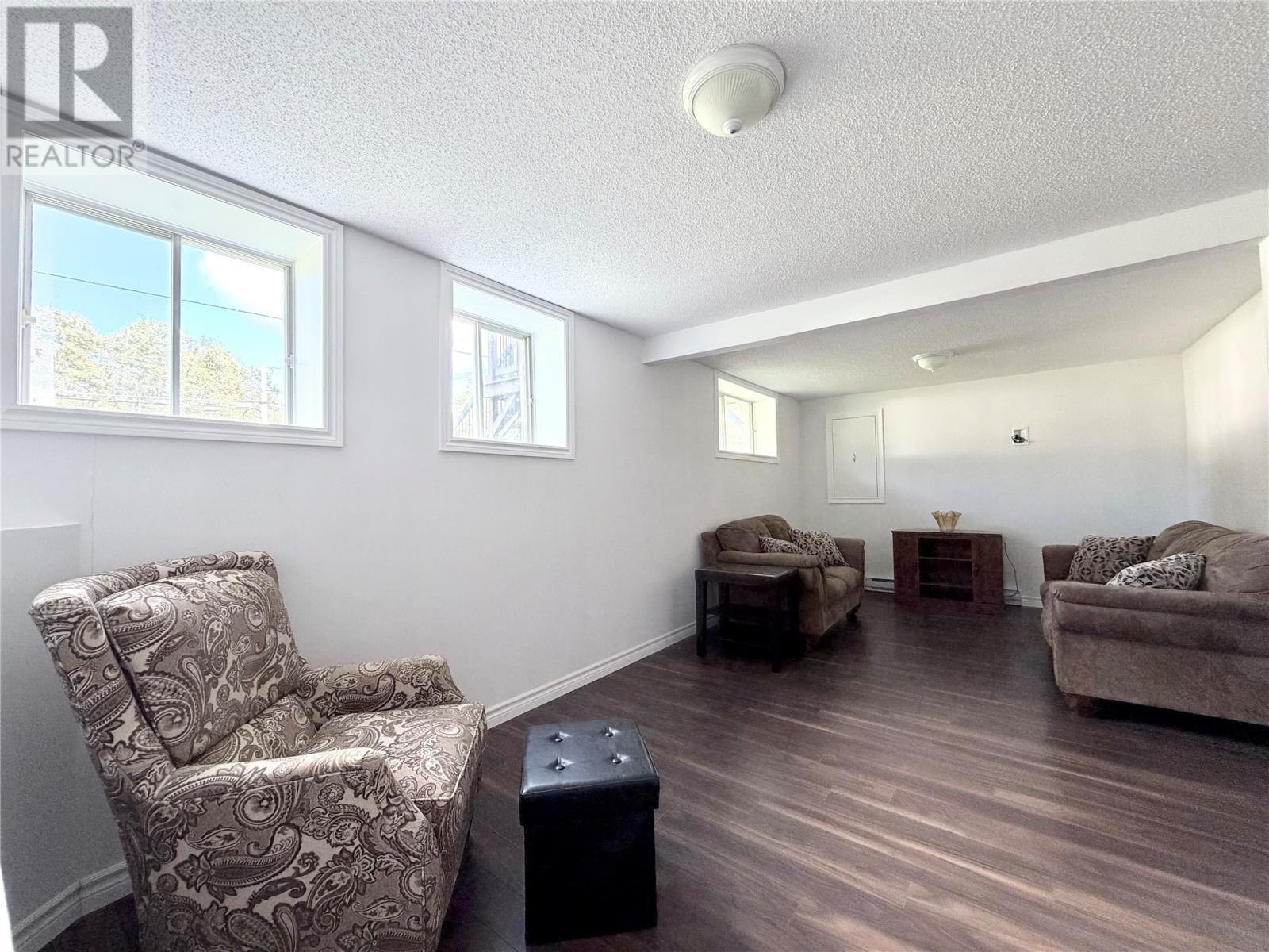 92 Midland Row, Pasadena, NL