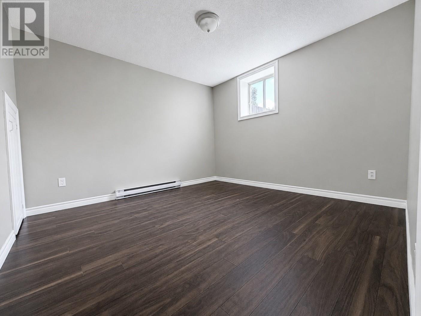 92 Midland Row, Pasadena, NL