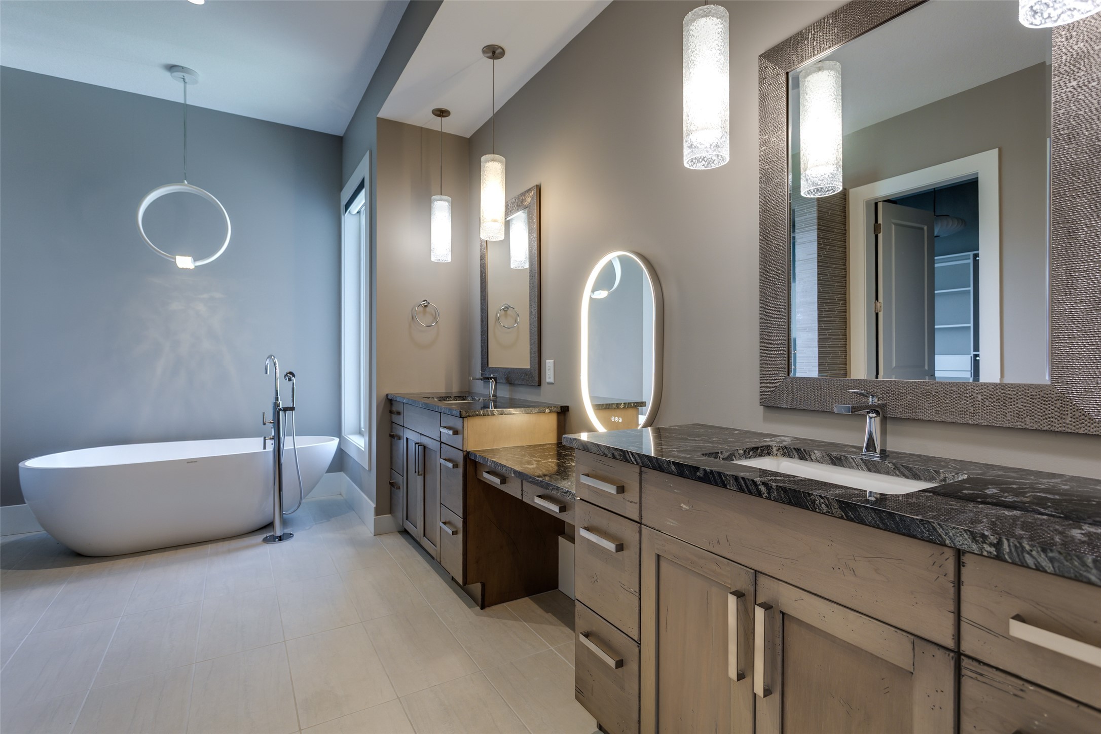 1002 Hewetson Avenue, Kelowna, BC