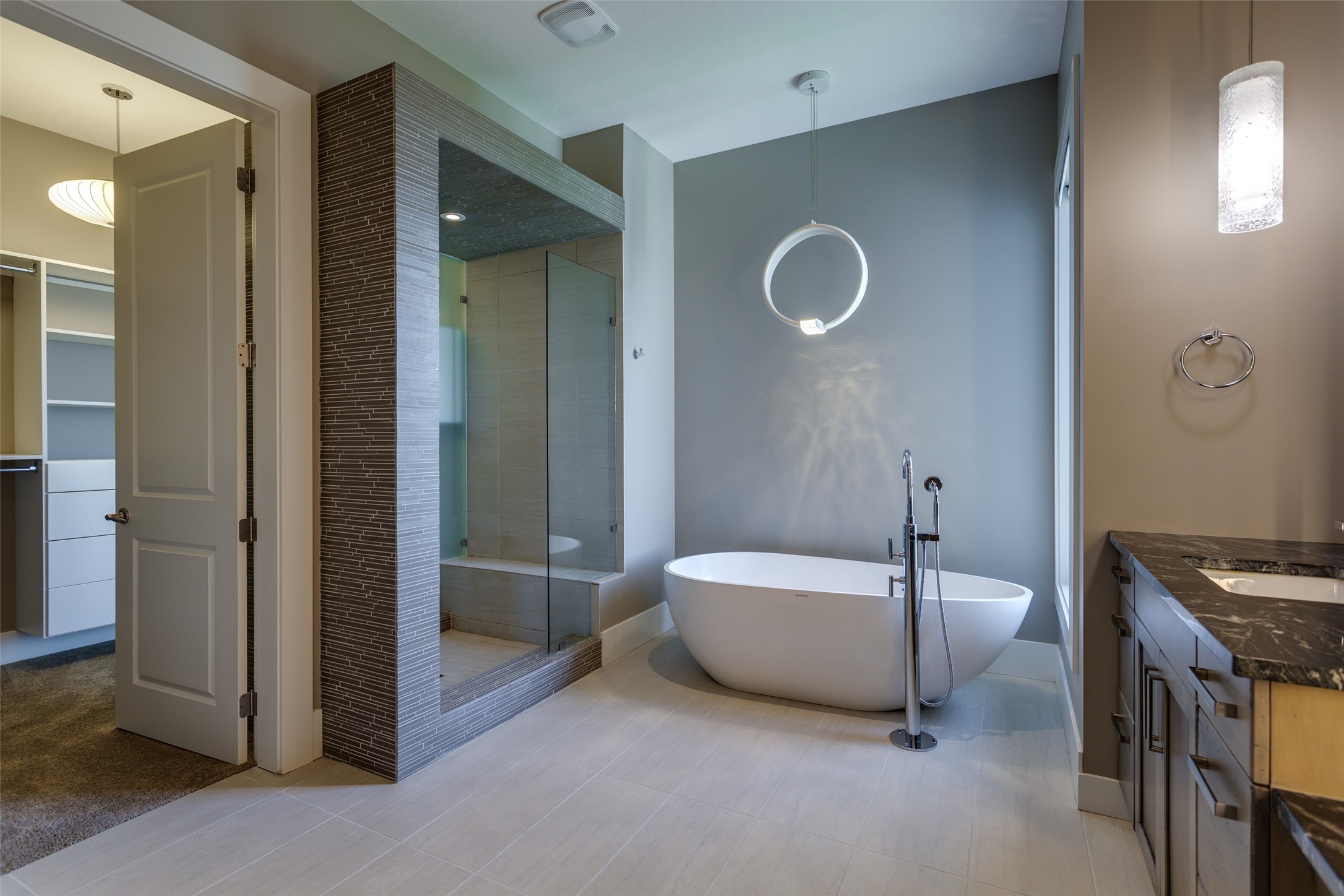 1002 Hewetson Avenue, Kelowna, BC