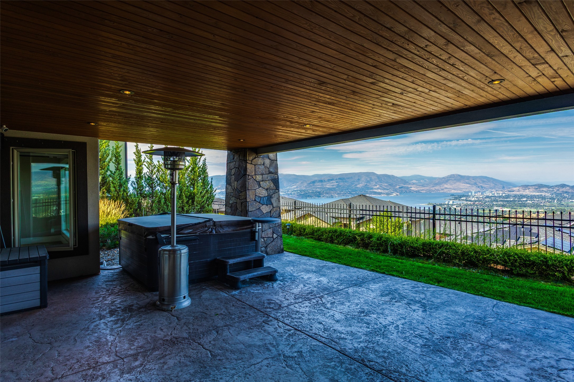 1002 Hewetson Avenue, Kelowna, BC