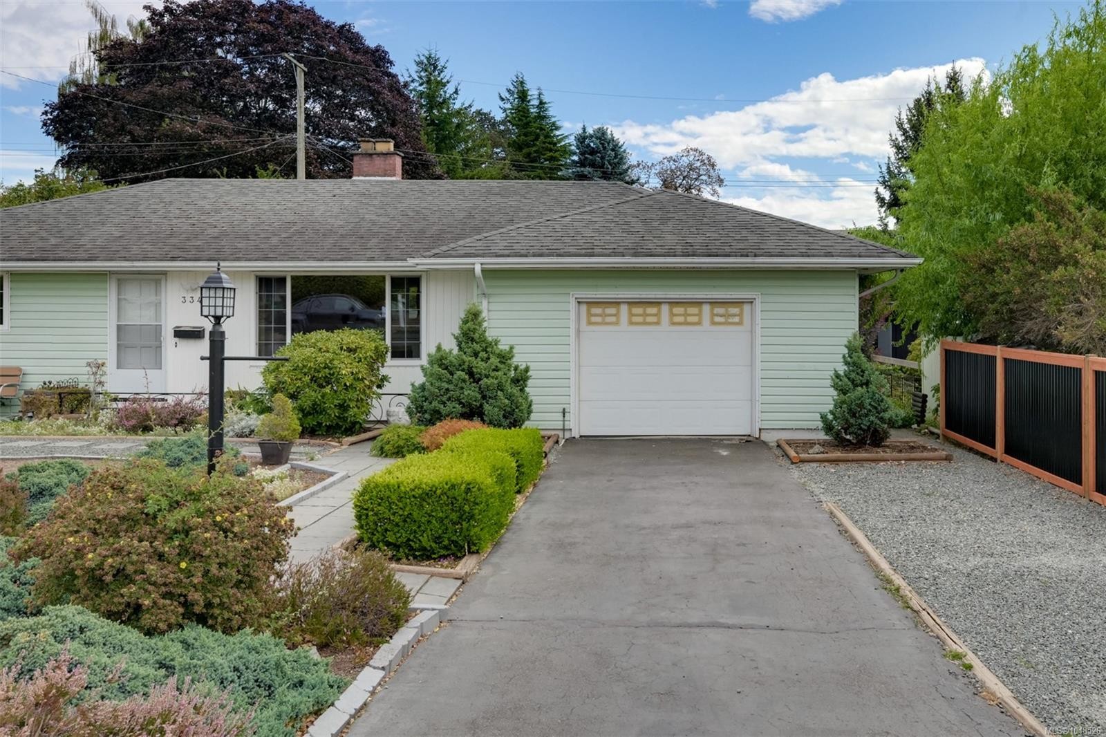 3345 Biscoe Dr, Saanich, BC