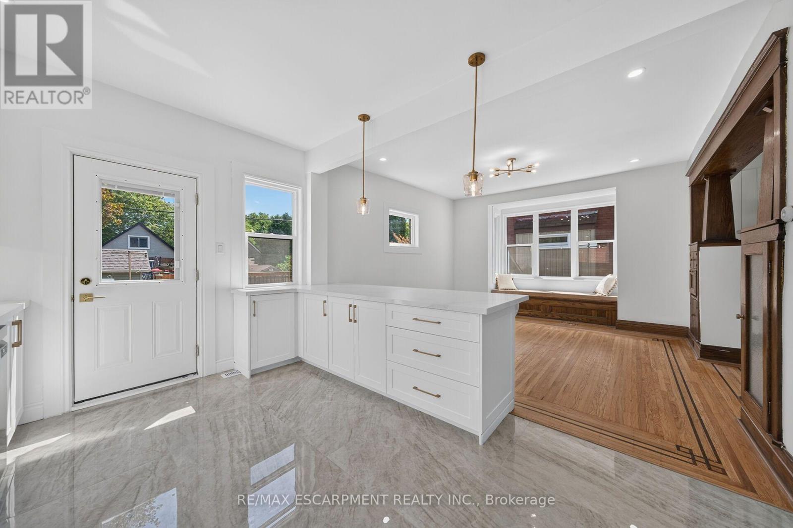 229 Park Row S, Hamilton, ON