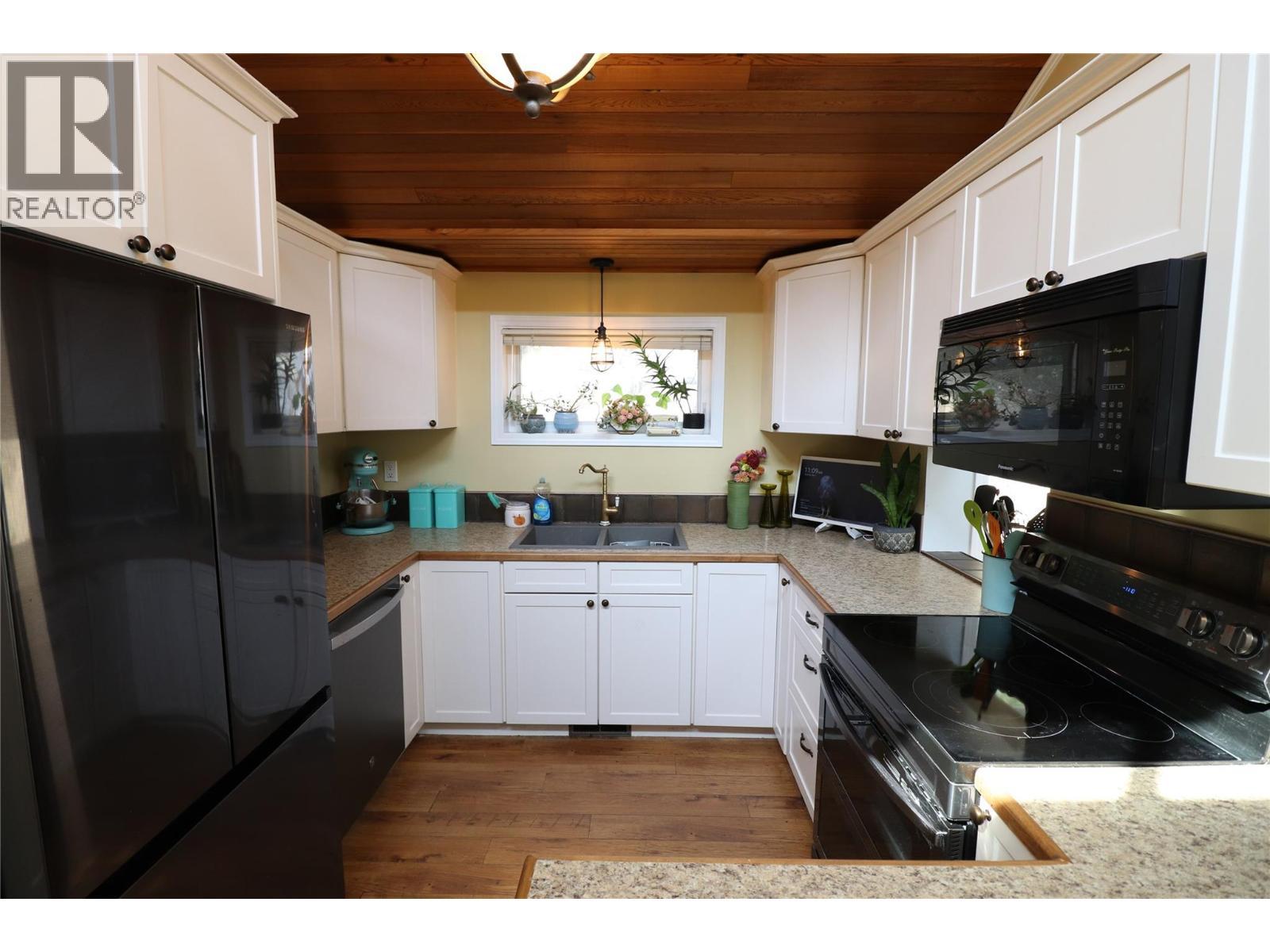 3702 9Th Avenue, Castlegar, BC