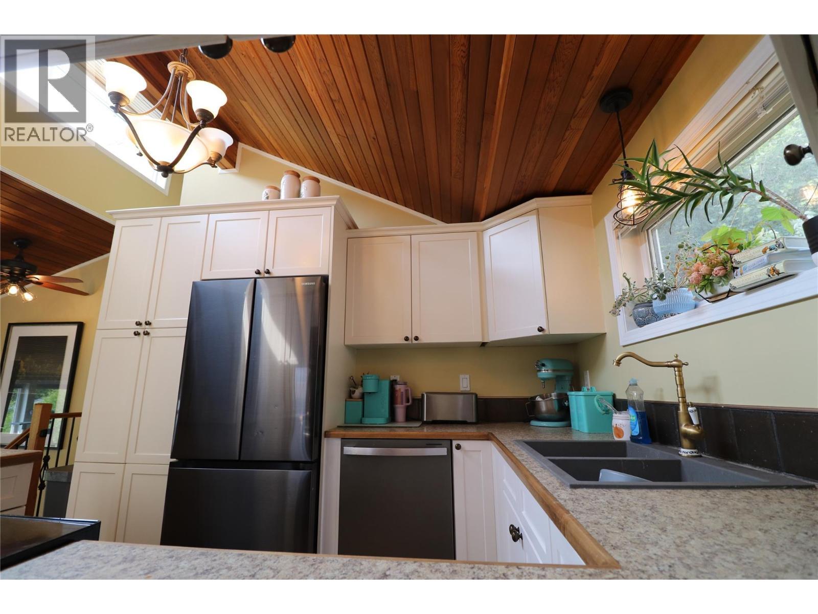 3702 9Th Avenue, Castlegar, BC