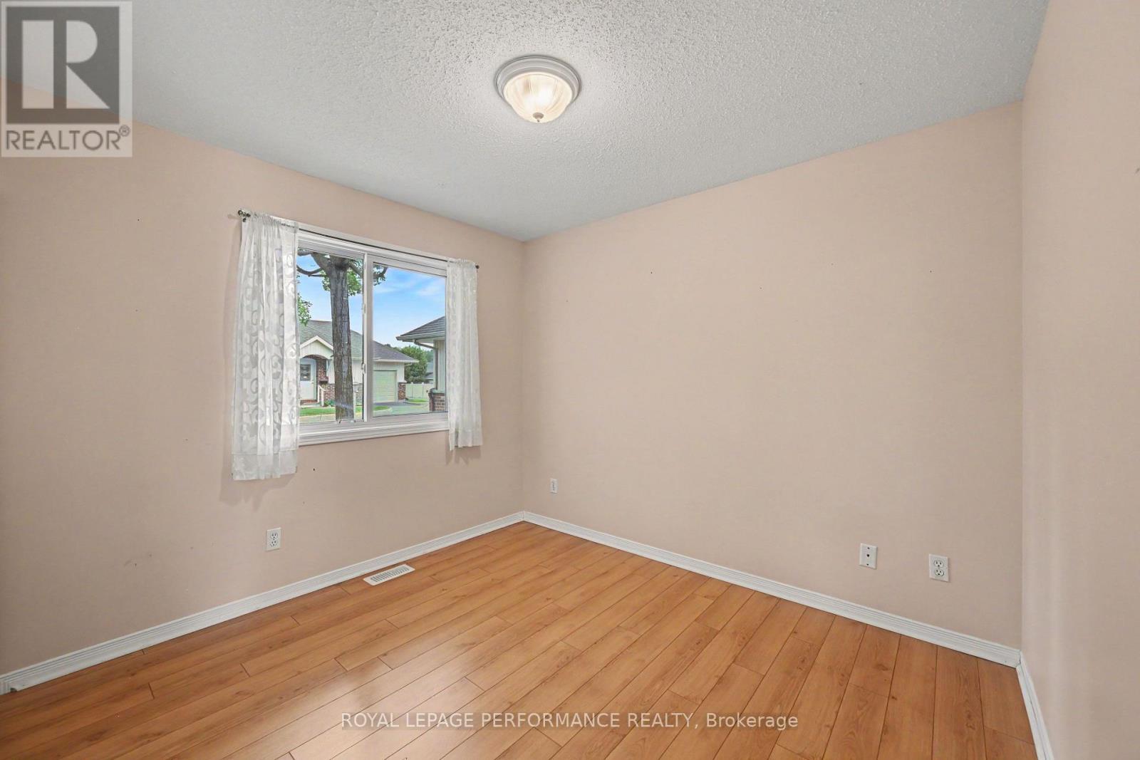18 Daphne Crescent, Ottawa, ON