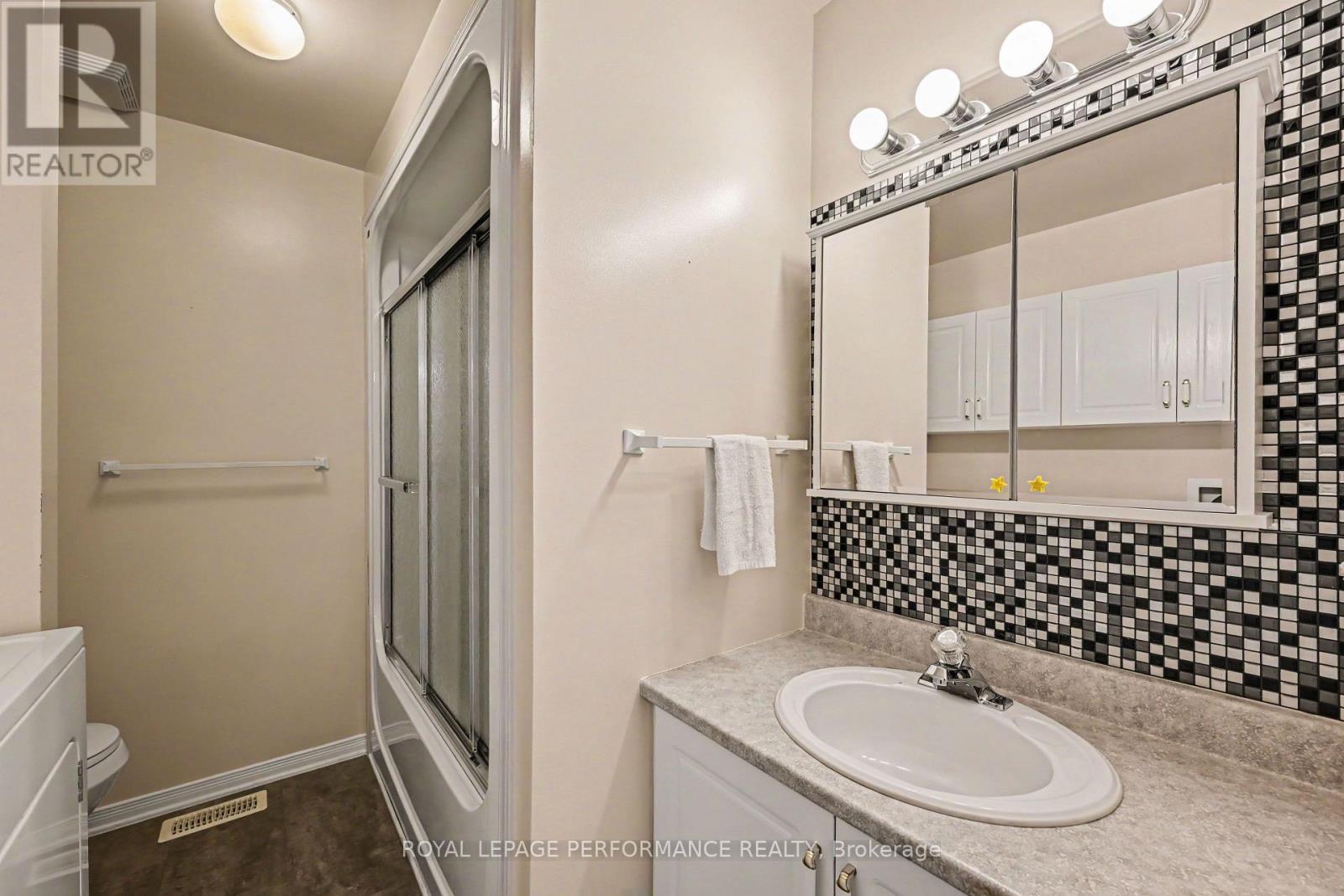 Main floor bath - 18 Daphne Crescent, Ottawa, ON