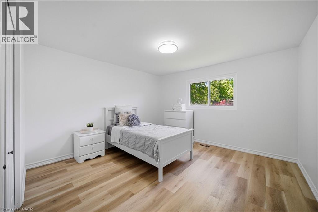 Neutral white walls, light vinyl flooring, and a flush-mount ceiling light fixture - 2306 Devon Road, Oakville, ON