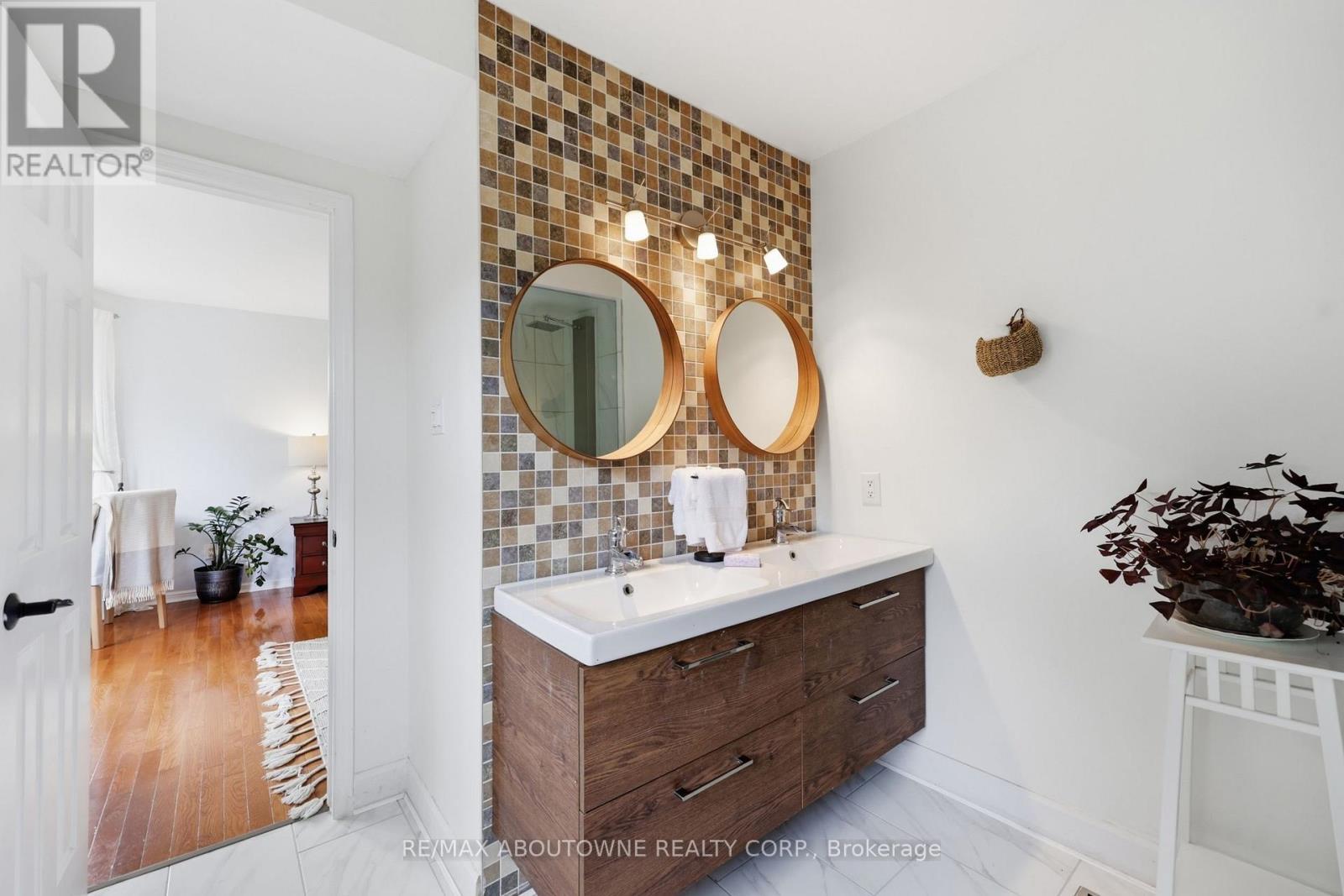 572 Harmony Avenue, Burlington, ON