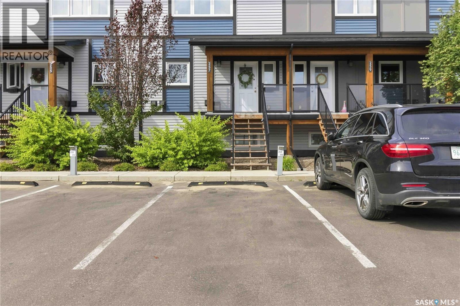 257 250 Akhtar Bend, Saskatoon, SK