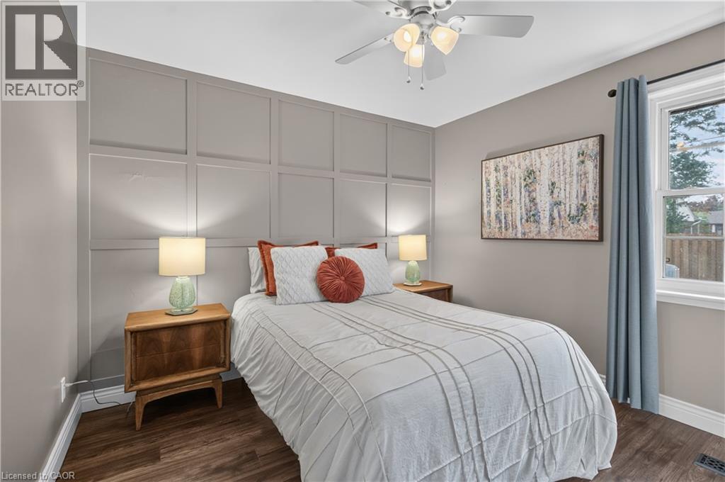 Feature wall with wainscoting - 24 Castlefield Drive, Hamilton, ON