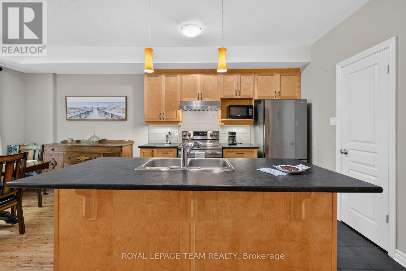 Large island/breakfast bar in Kitchen. - B - 1004 Beryl Private, Ottawa, ON