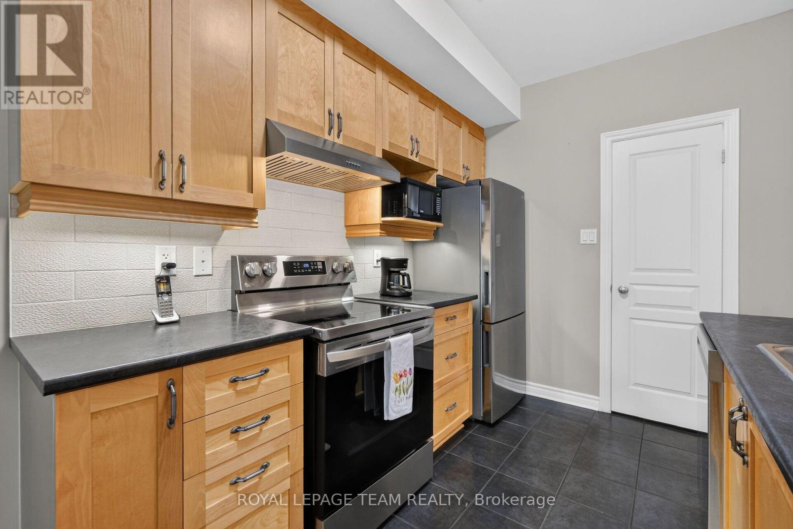 Plenty of cabinet & counter space. - B - 1004 Beryl Private, Ottawa, ON