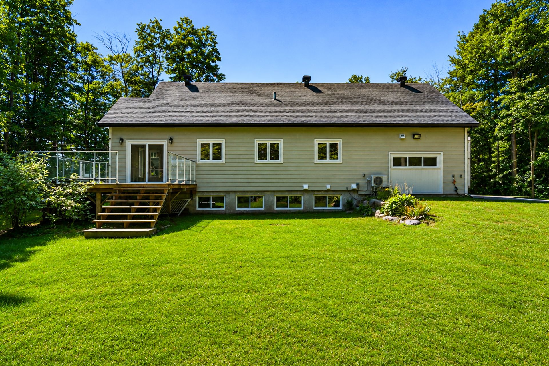 Back of Structure - 26 Rue Des Ormeaux, Saint-André-D'Argenteuil, QC