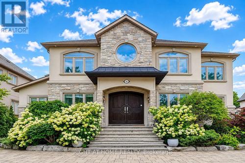 16 FAIRVIEW AVENUE  Richmond Hill, ON L4C 6L2