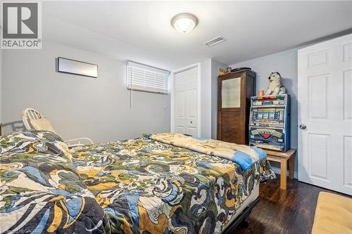 Room featuring wood-finish flooring, a window with blinds, and a ceiling-mounted light fixture - 625 Tate Avenue, Hamilton, ON 