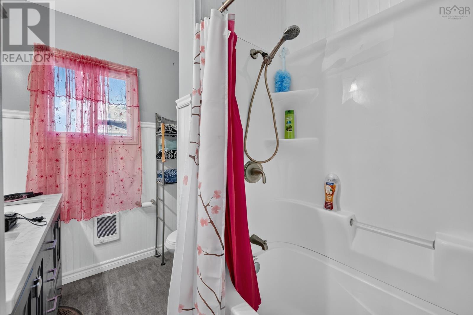 4 piece bath - 79 Second Avenue, Digby, NS