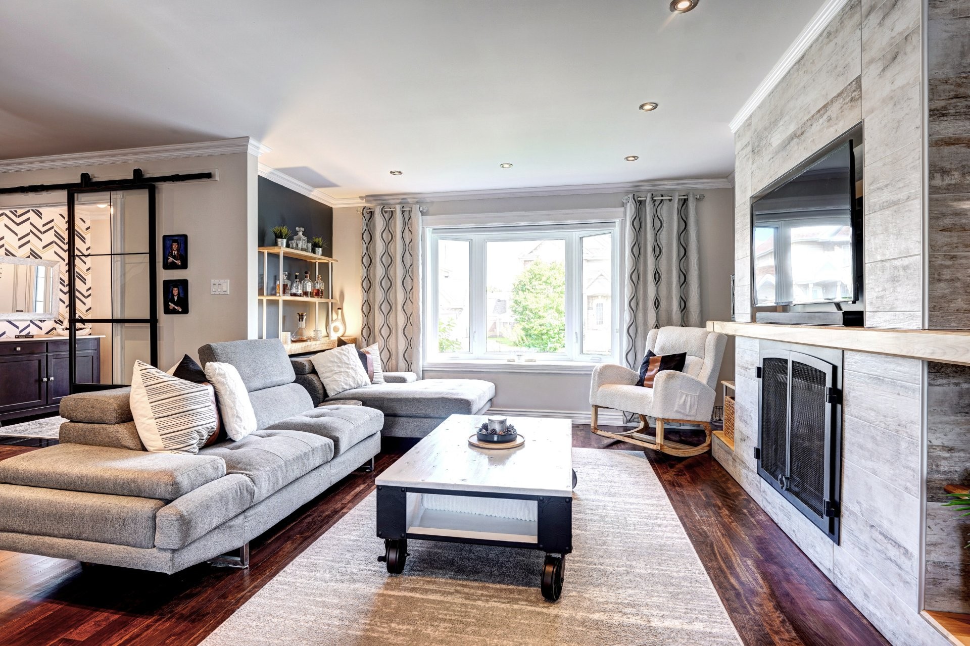 Salon - 605 Rue Des Alyssums, Saint-Eustache, QC